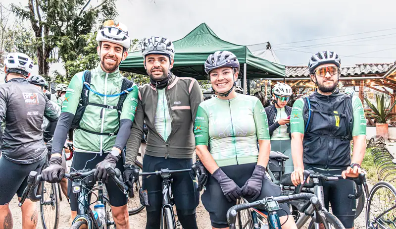 Grupo de amigos posando con sus bicicletas en el campamento