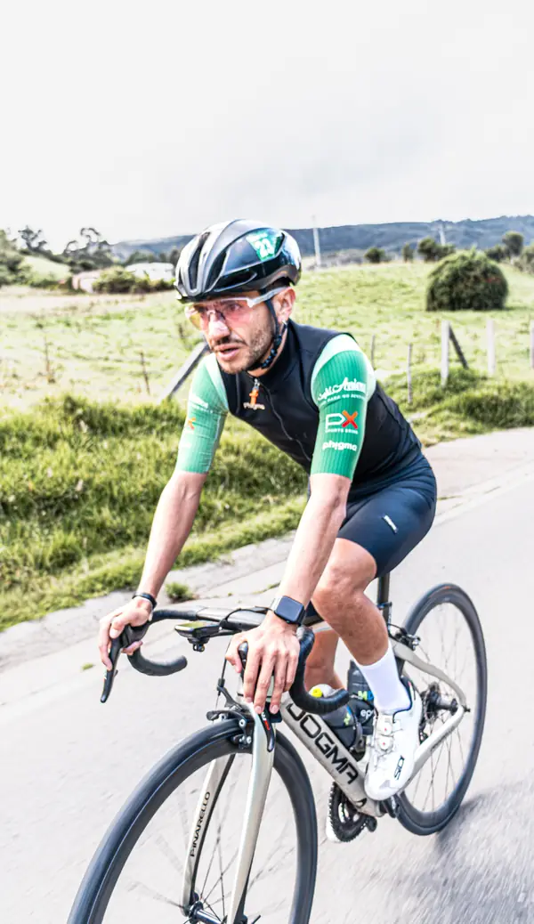 Ciclista concentrado en el ascenso