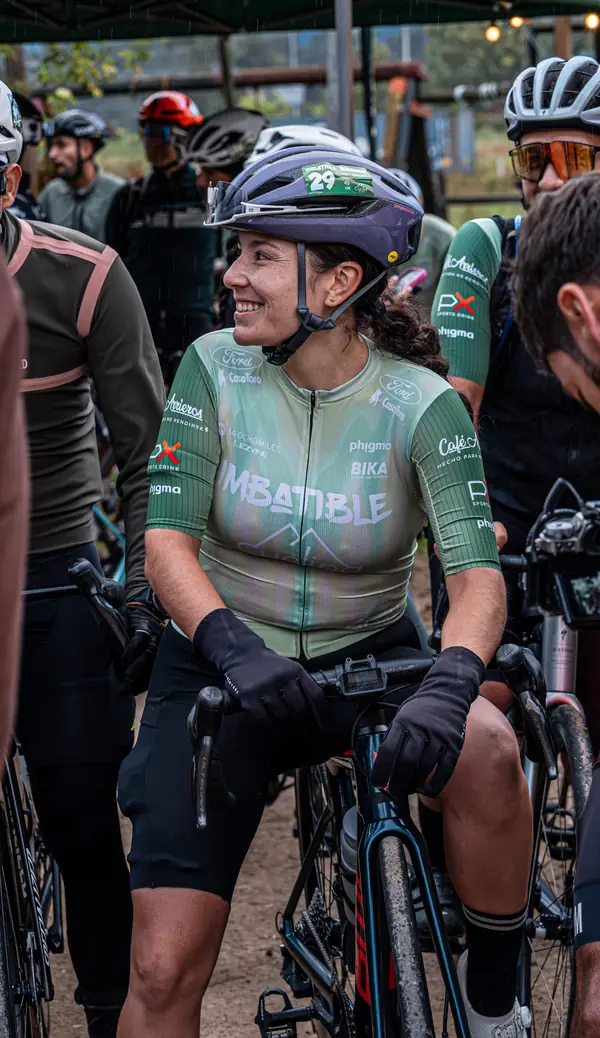 Participante sonriendo en la zona de salida