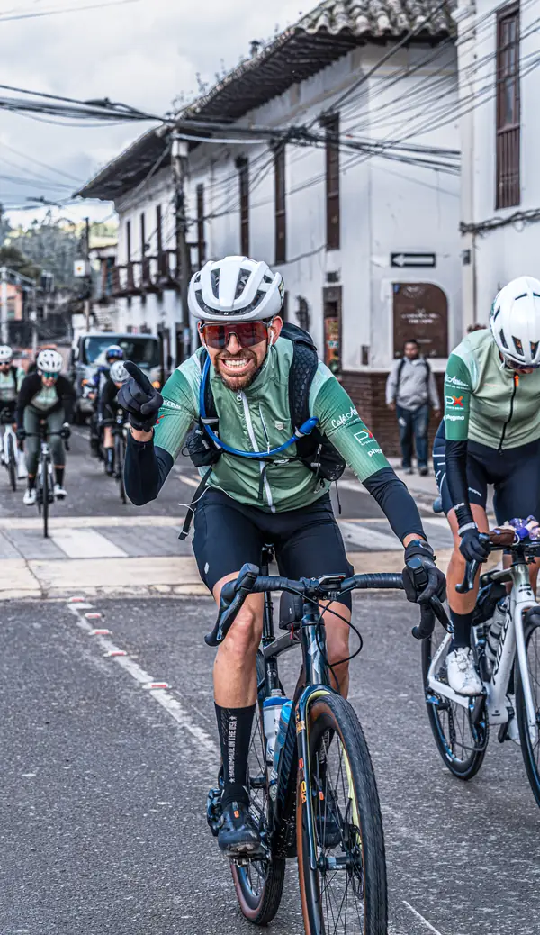 Ciclista celebrando al pasar por las calles de Tabio