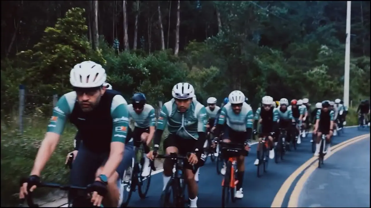 Pelotón de ciclistas con el jersey IMBATIBLE rodando en carretera